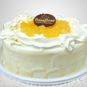 Bolo de Abacaxi com Brigadeiro Branco